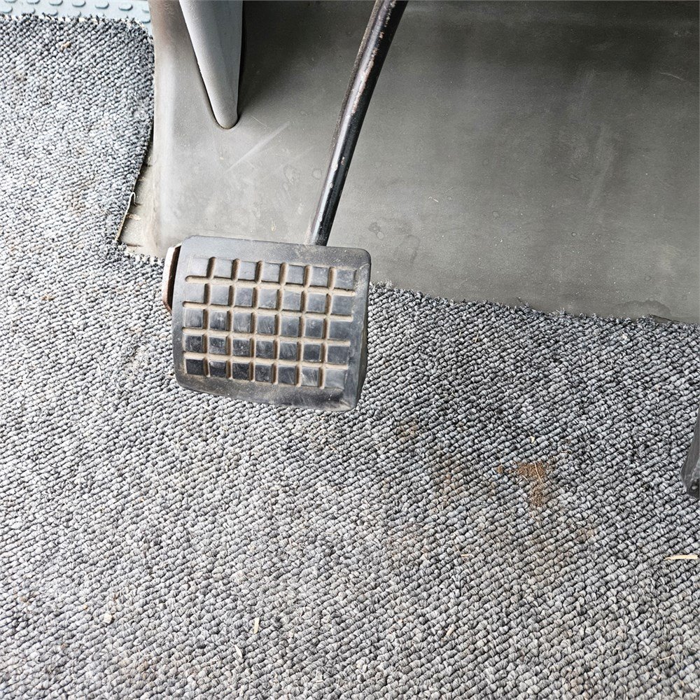 036e4774-e827-42cc-8dcb-8696a0e40294_largesize massey ferguson 6465 dyna 6 – 120 ch – 8 053 h – 2006