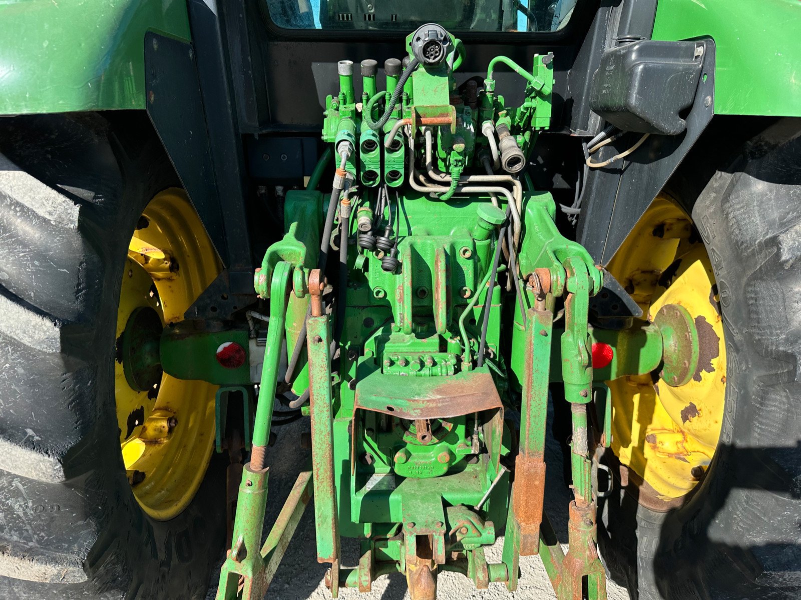 088cbd1a-ac15-4ea6-b115-792e584c3c36 john deere 5820 88 ch 5 384 h 2005