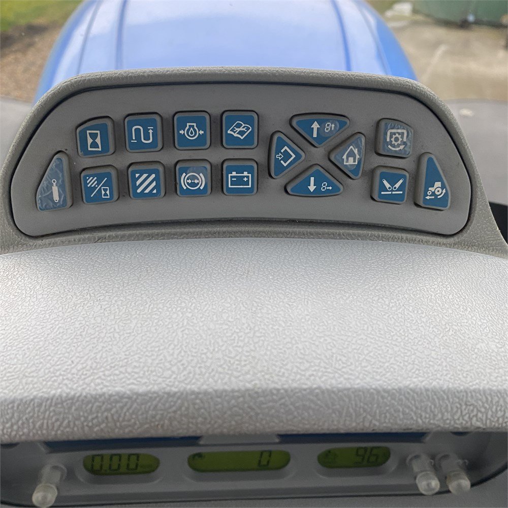 10eae115-4c84-4ce2-94af-f195bd8b9702_largesize new holland t7.220 – 167 ch – 2013 – 6 308 h