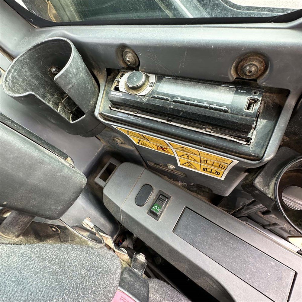 1499fb1c-fe12-49d0-a271-f77394b9d818_largesize komatsu pc88mr 8 8t8 5 250 h 2014