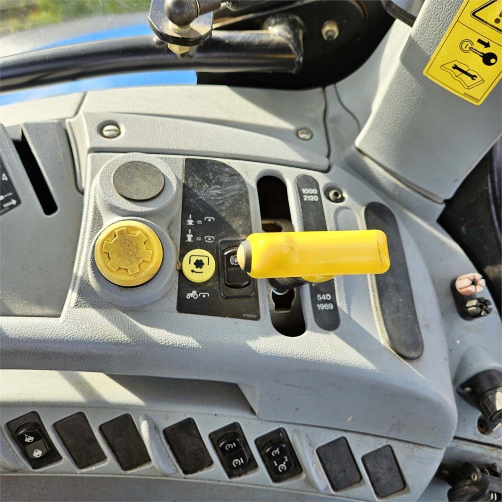 15813640-98b0-4e8d-9cbd-21db57a1da50_largesize new holland t6020 – 112 ch – 2010 – 2612 h