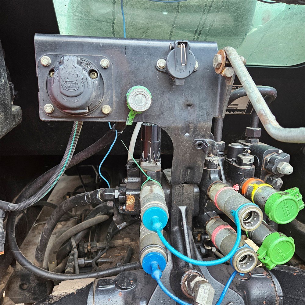 1c15f25a-6307-4eb4-9e40-43eaf26b63d6_largesize massey ferguson 5465 – 109 ch – 5 715 h – 2005