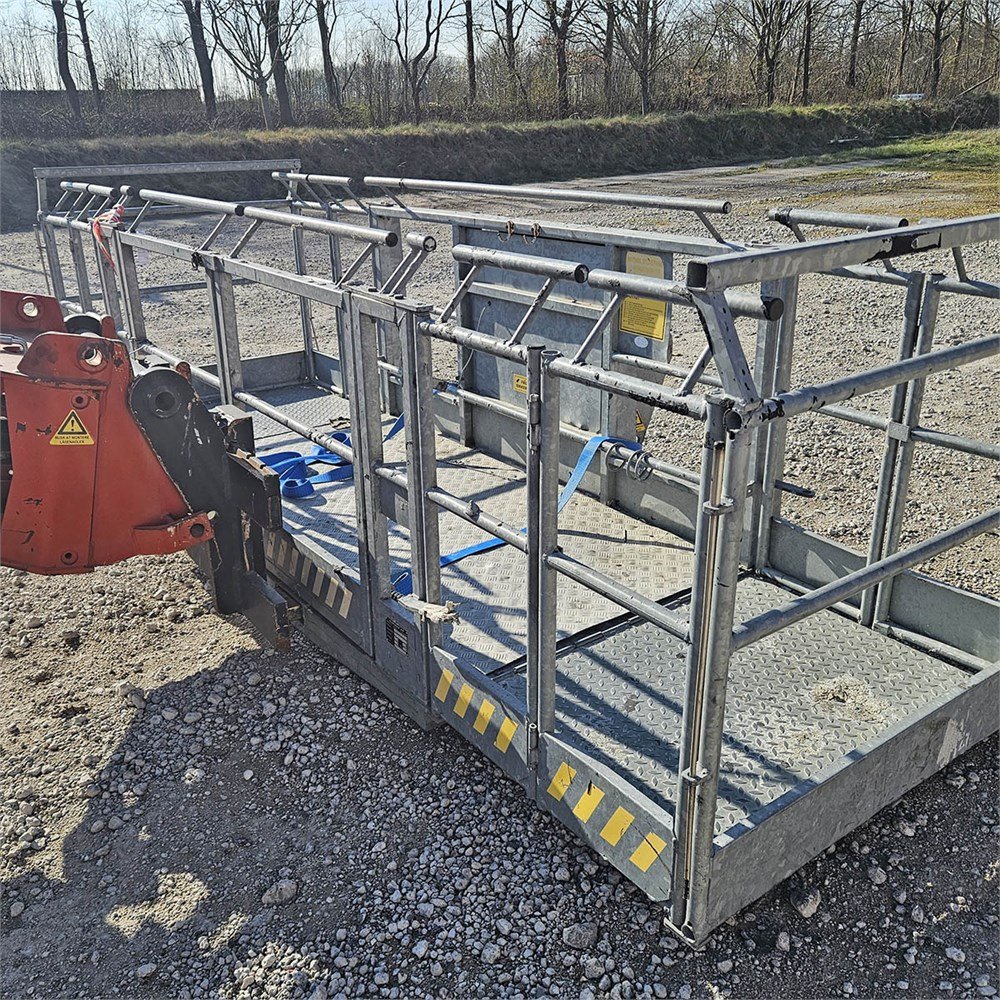 390a9892-31d7-4691-b964-59f4ff106a79_largesize manitou mrt 2150 turbo privilege 21 m 9 410 h 2010