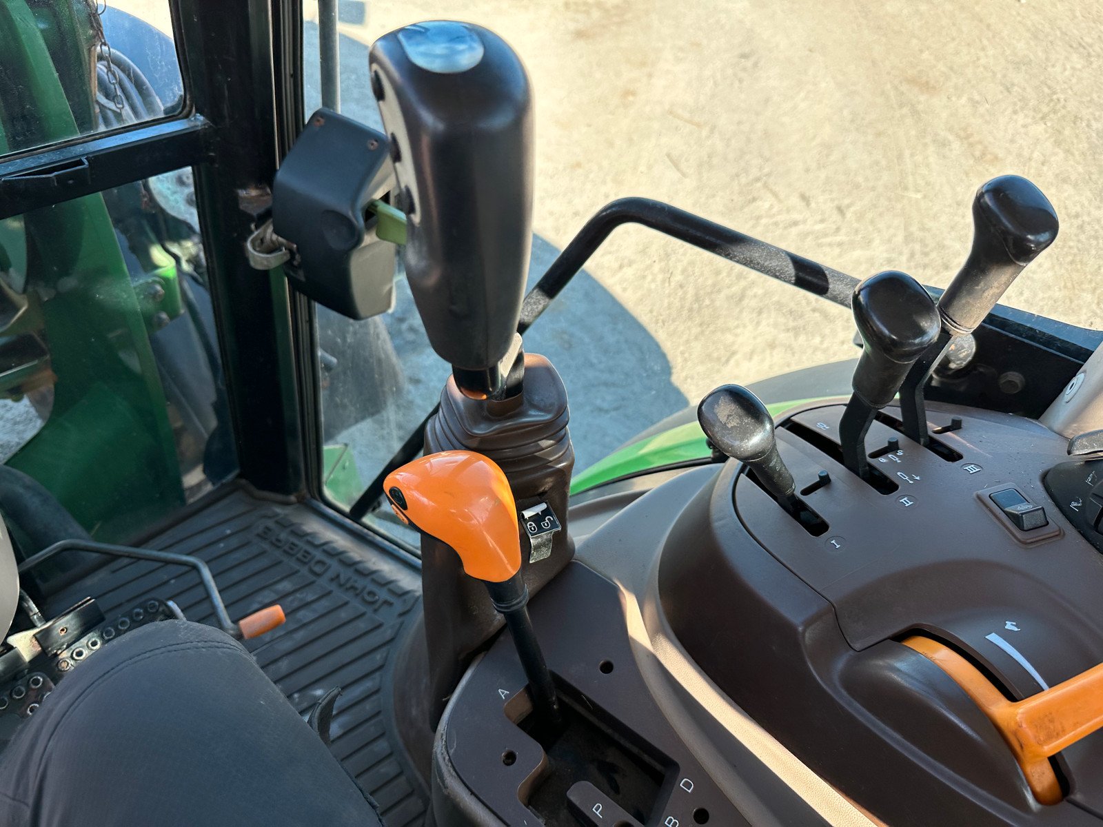 3a3dbae6-34f0-4749-b67a-8c4b636061b7 john deere 5820 88 ch 5 384 h 2005