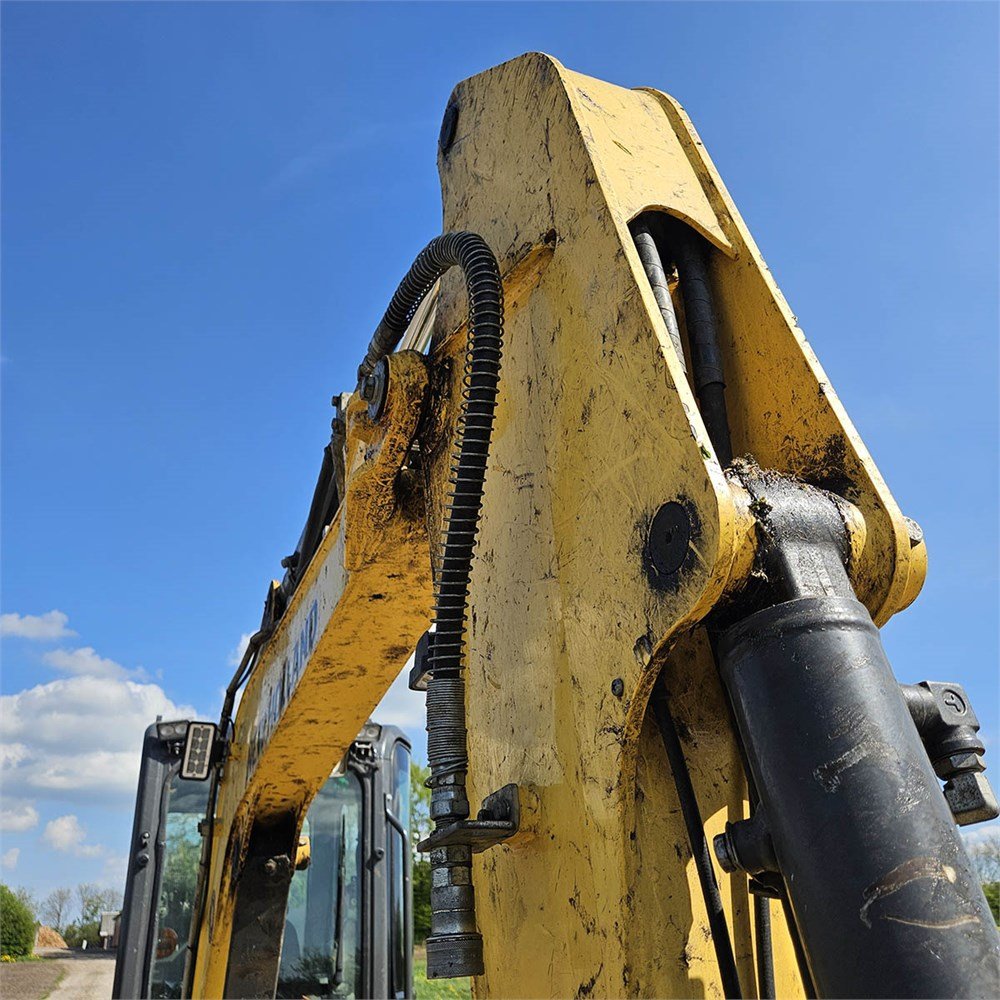 3a4e3adb-0dcf-48b9-854f-cf774c065482_largesize new holland e39 b 4t 2 786 h 2015