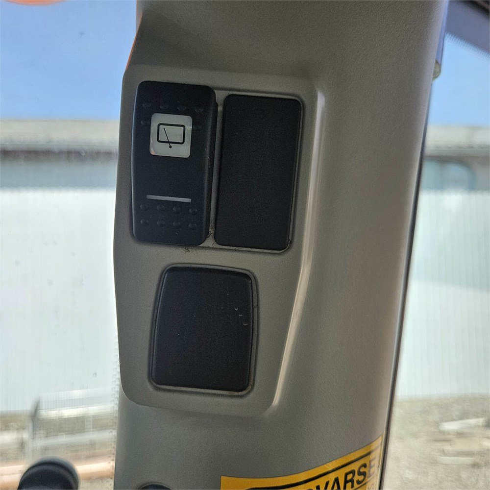 42eceaef-6740-4385-80bf-07b15fd1518b_largesize massey ferguson 6480 145 ch 8 574 h 2004