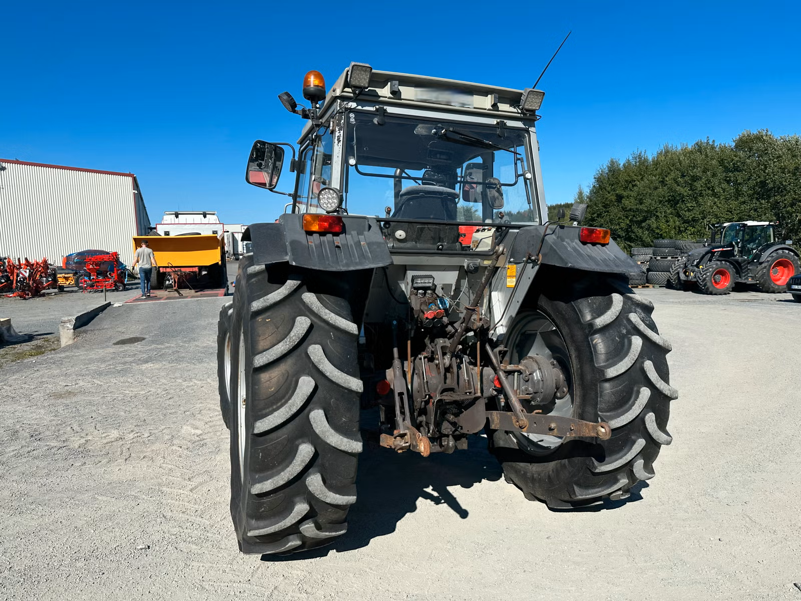 4765dbc1-64b9-4670-9a88-81803a49c6b6 massey ferguson 382 – 80 ch – 8 067 h – 1994