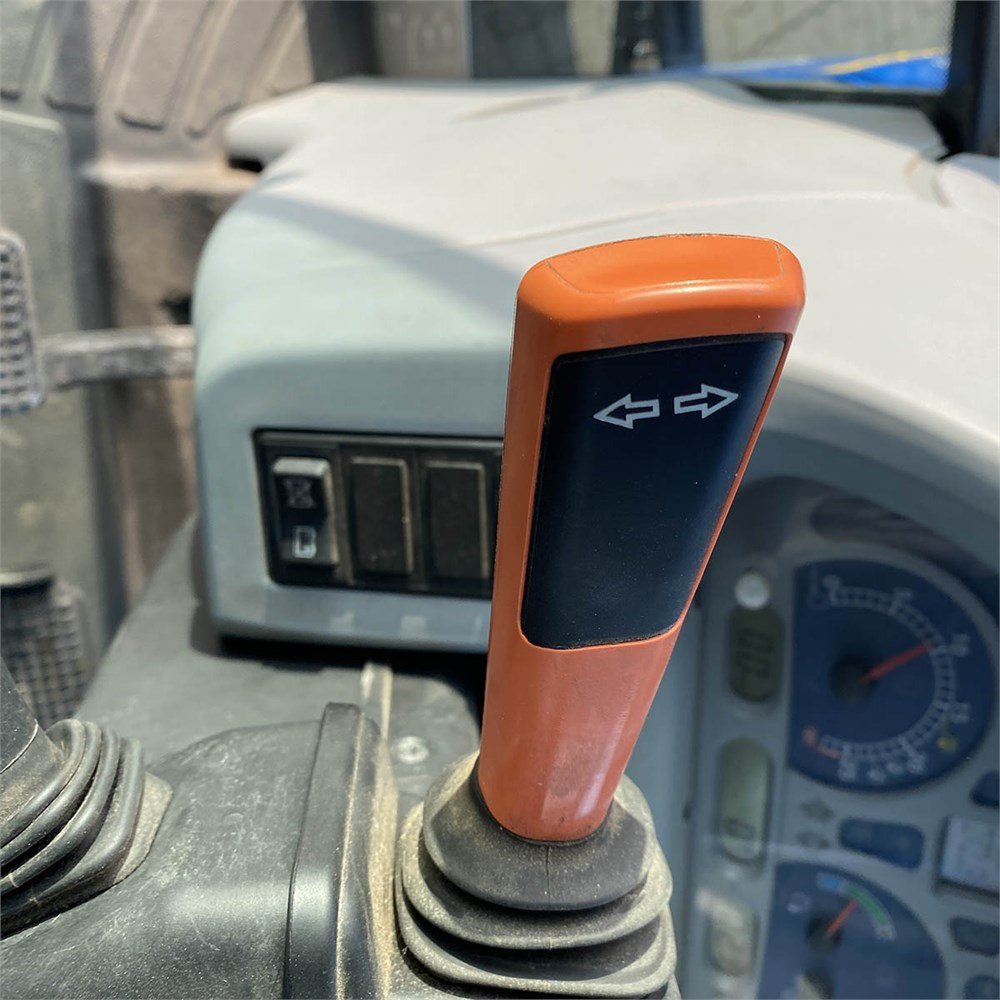 4eb76f52-2447-47b9-a498-547d51c224b0_largesize new holland t 5070 – 115 ch – 2010 – 273 h