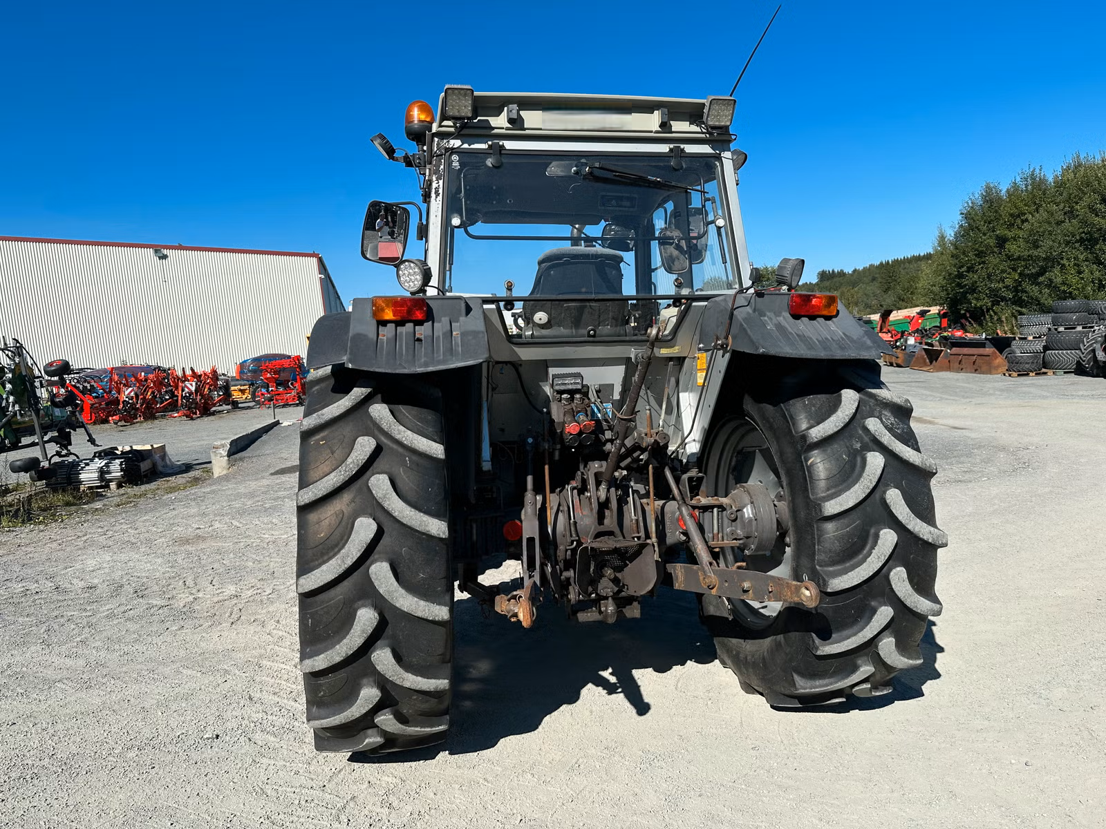 59d69f9d-4f90-4865-a3fe-63879fbfa939 massey ferguson 382 – 80 ch – 8 067 h – 1994