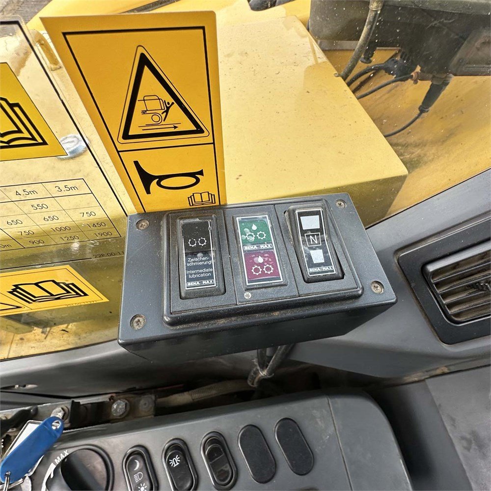 5a1246f6-becc-4fe4-ba15-d79a06bfc638_largesize komatsu pc88mr 8 8t8 5 250 h 2014