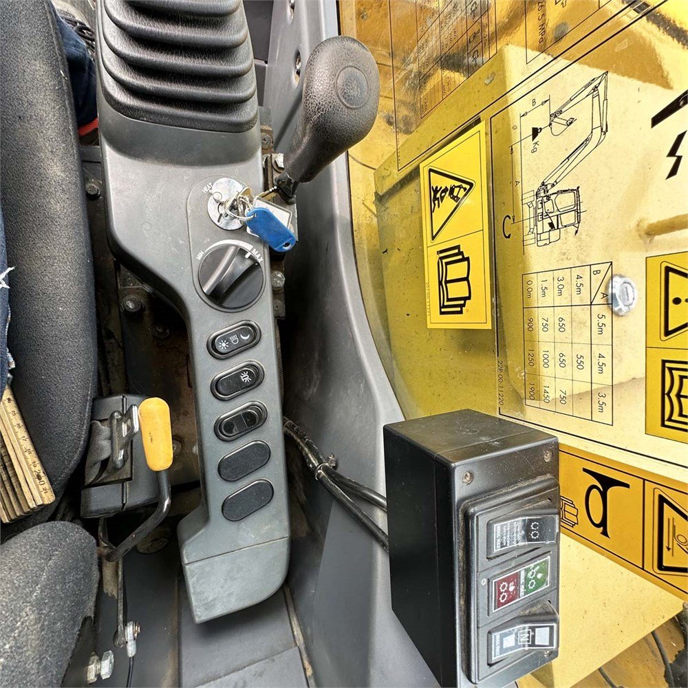 633155cd-55d8-4cd8-a652-15cf98a3cfa7_largesize komatsu pc88mr 8 8t8 5 250 h 2014