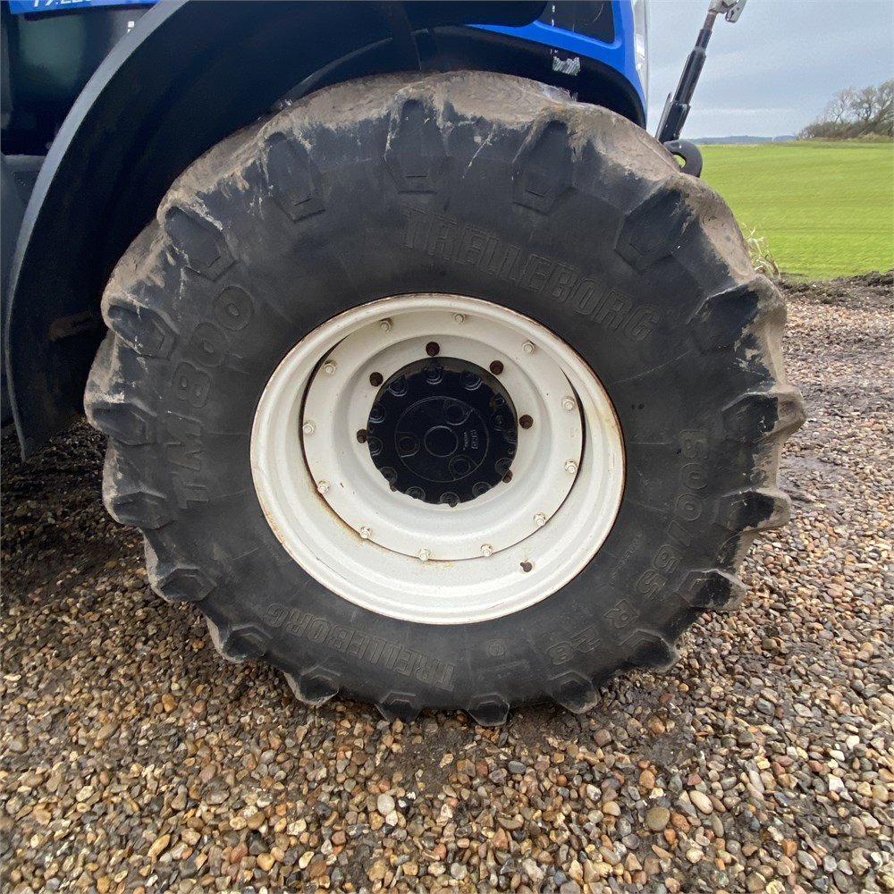 64b39743-03f4-4d91-80fd-0c53722e1db2_largesize new holland t7.220 – 167 ch – 2013 – 6 308 h