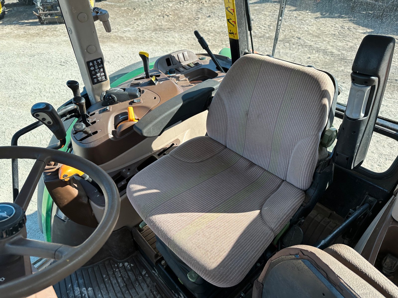 6add5fff-8773-419f-8e42-143e0b169678 john deere 5820 88 ch 5 384 h 2005