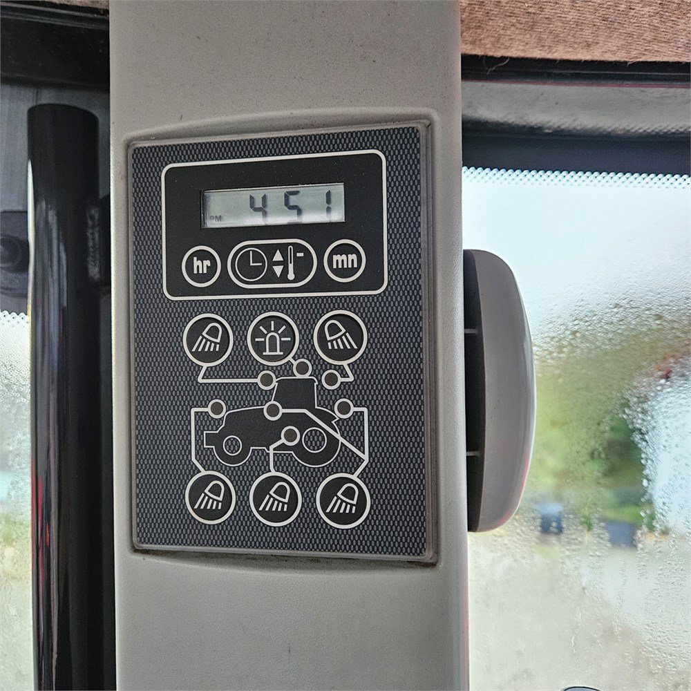 7115564c-dc59-46c7-8eee-de7aac5fbde7_largesize massey ferguson 6465 dyna 6 – 120 ch – 8 053 h – 2006