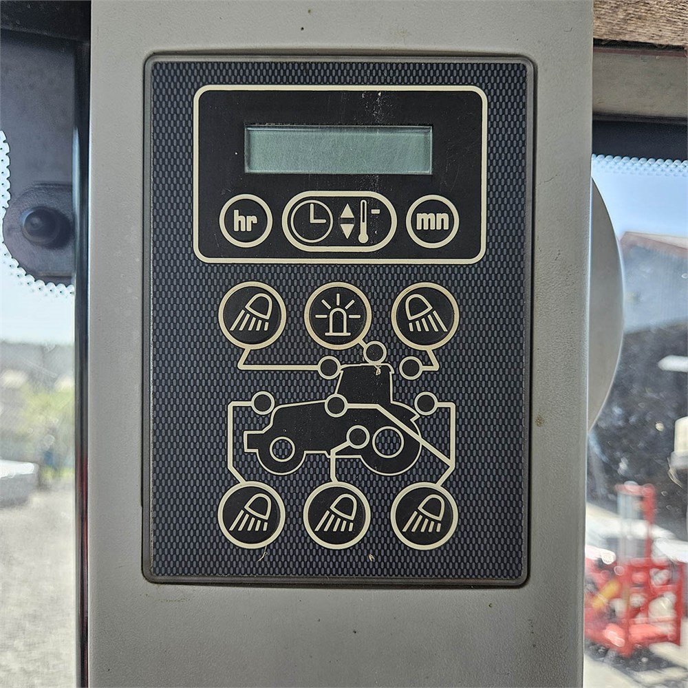 7363fbc3-37b8-42ef-b162-6abb878a5edb_largesize massey ferguson 6480 145 ch 8 574 h 2004