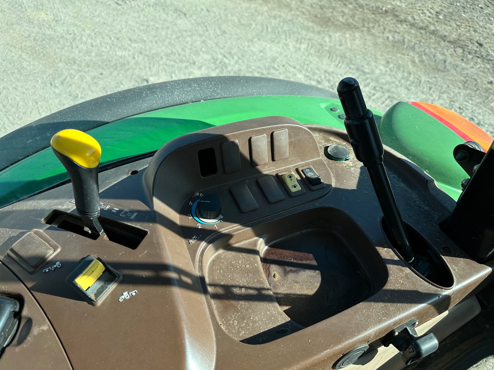 7c908a04-c0f1-480b-9d33-d26967219e8a john deere 5820 88 ch 5 384 h 2005