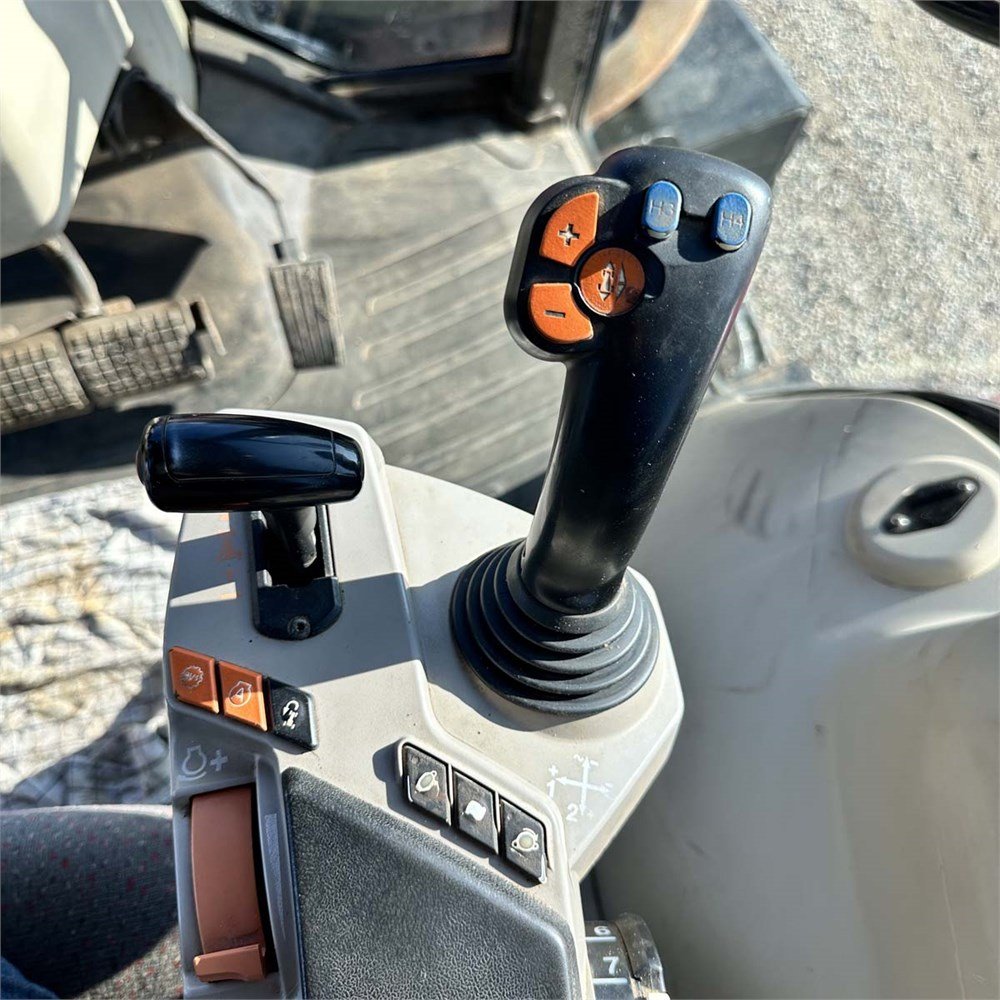 865e81f3-33de-457e-a5ea-2af72e4d504e_largesize massey ferguson 6615 dyna 6 – 150 ch – 2014 – 5 390 h