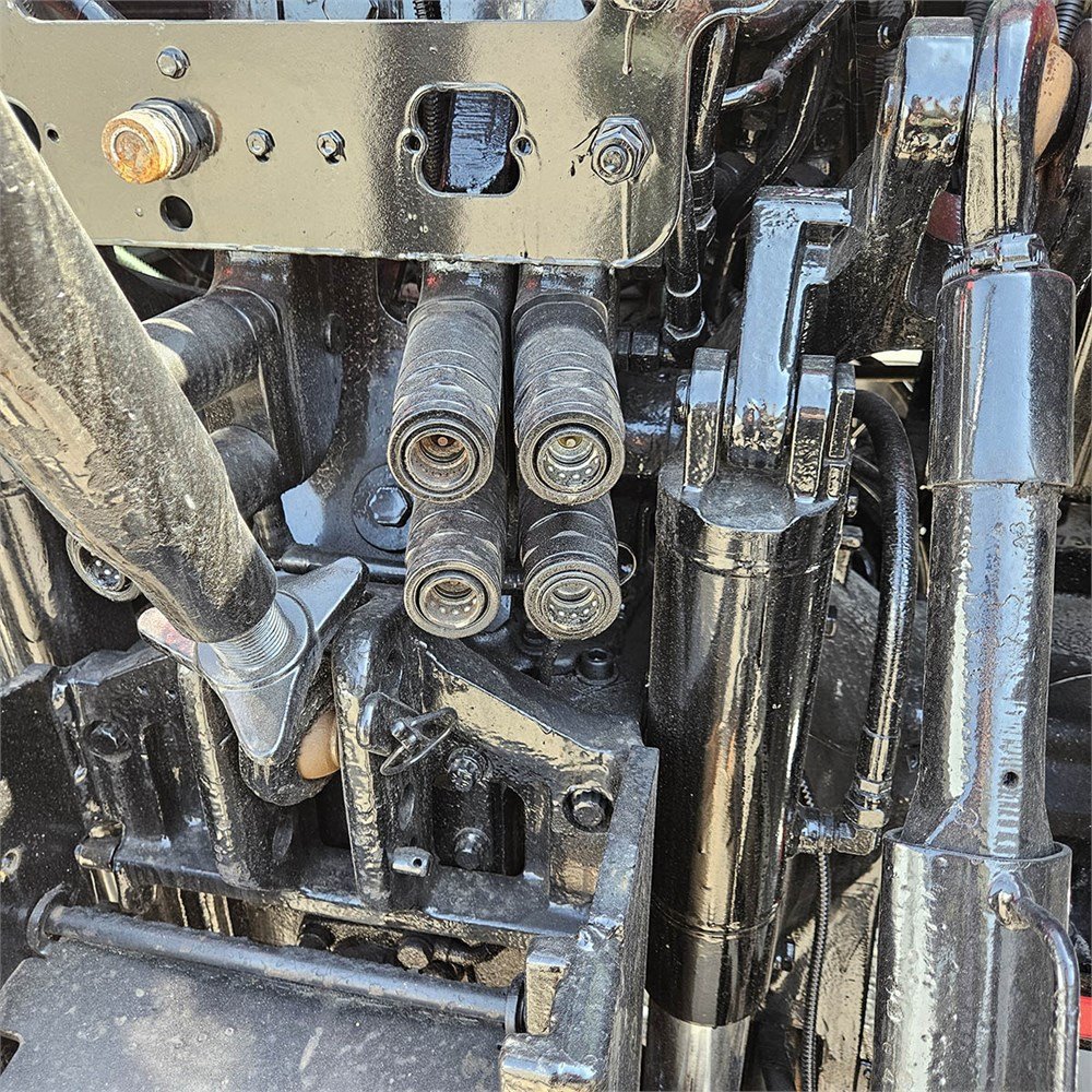 914d3bb3-8456-4ee4-99f5-90694c7caf11_largesize massey ferguson 6480 145 ch 8 574 h 2004