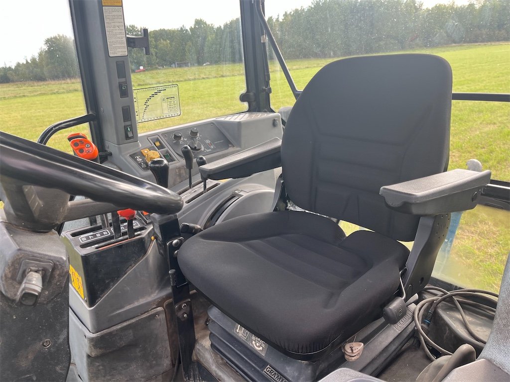 Ford 5640 4WD SLE 4 ford 5640 4wd sle + chargeur – 65,5 kw (55 ch) – 6 553 h – 1992