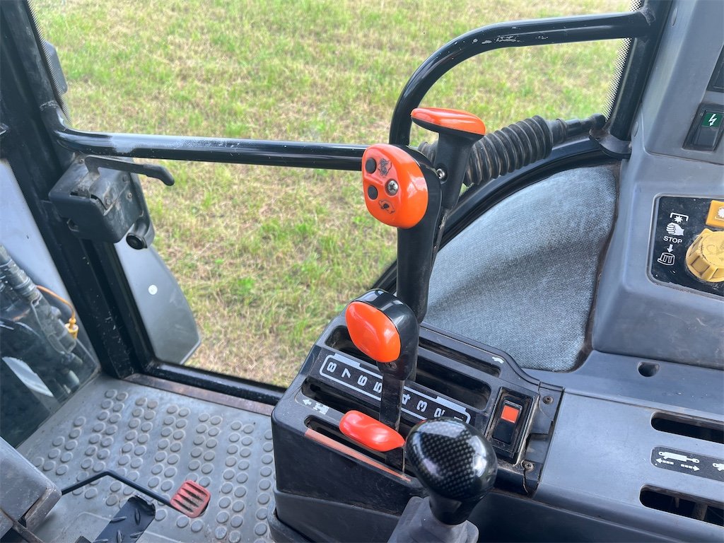 Ford 5640 4WD SLE 8 ford 5640 4wd sle + chargeur – 65,5 kw (55 ch) – 6 553 h – 1992