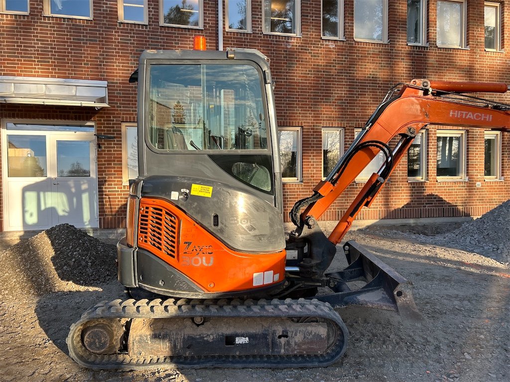 Hitachi ZX30U-2 2 hitachi zx30u 2 – 3t2 – 2 778 h – 2009