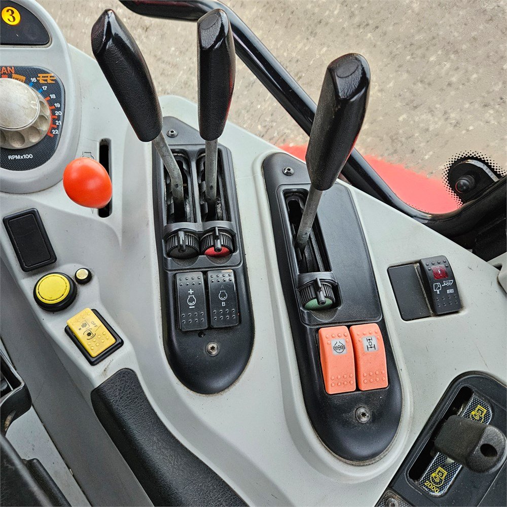 Massey Ferguson 6465 Dyna-6 4 massey ferguson 6465 dyna 6 – 120 ch – 8 053 h – 2006