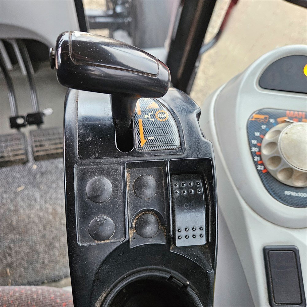 Massey Ferguson 6465 Dyna-6 7 massey ferguson 6465 dyna 6 – 120 ch – 8 053 h – 2006