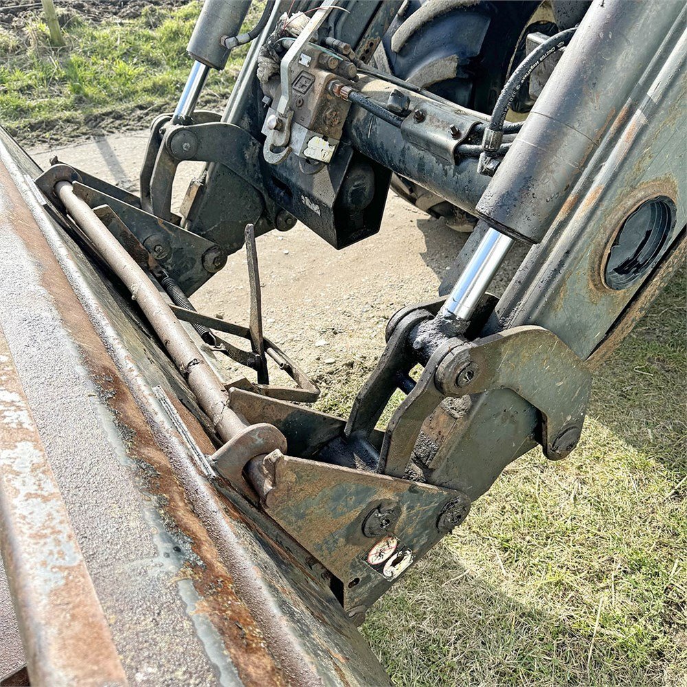 NEW HOLLAND TM135 19 new holland tm135 – 136 ch – 2001 – 8 946 h – chargeur frontal