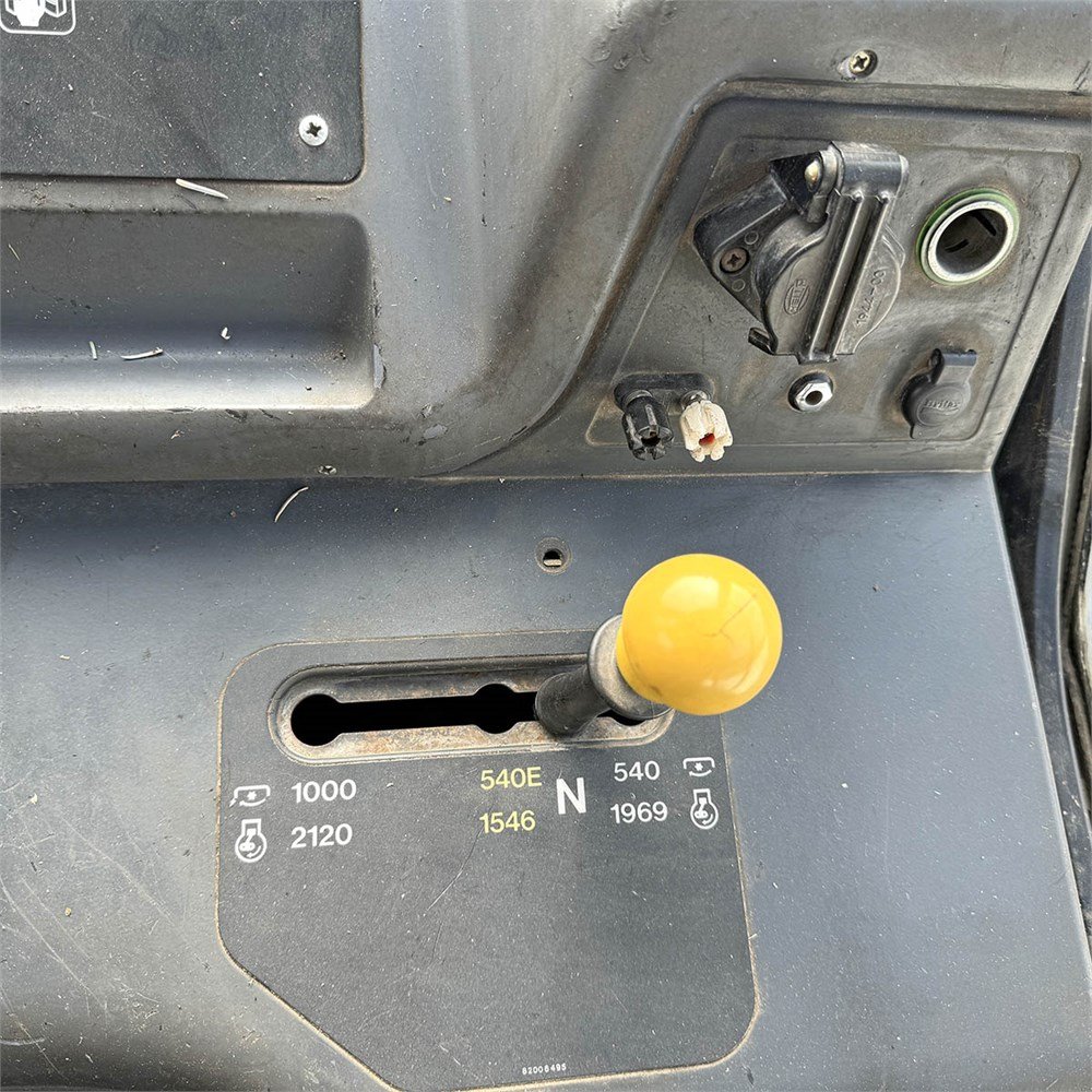 NEW HOLLAND TM135 23 new holland tm135 – 136 ch – 2001 – 8 946 h – chargeur frontal