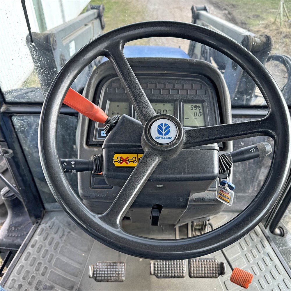NEW HOLLAND TM135 3 new holland tm135 – 136 ch – 2001 – 8 946 h – chargeur frontal