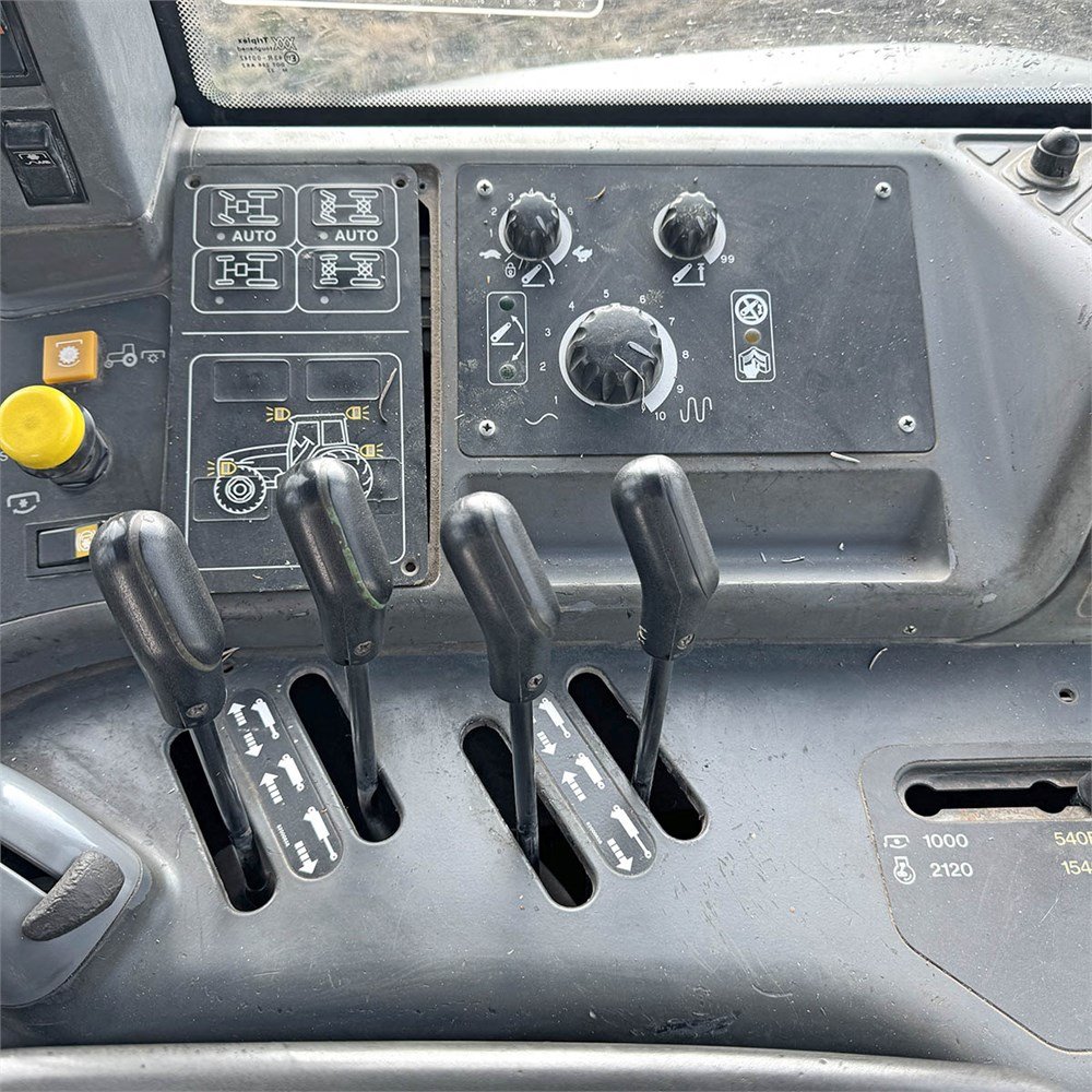 NEW HOLLAND TM135 34 new holland tm135 – 136 ch – 2001 – 8 946 h – chargeur frontal