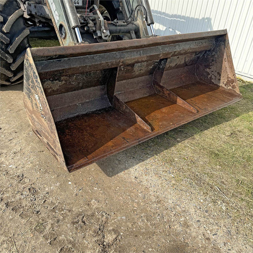 NEW HOLLAND TM135 35 new holland tm135 – 136 ch – 2001 – 8 946 h – chargeur frontal