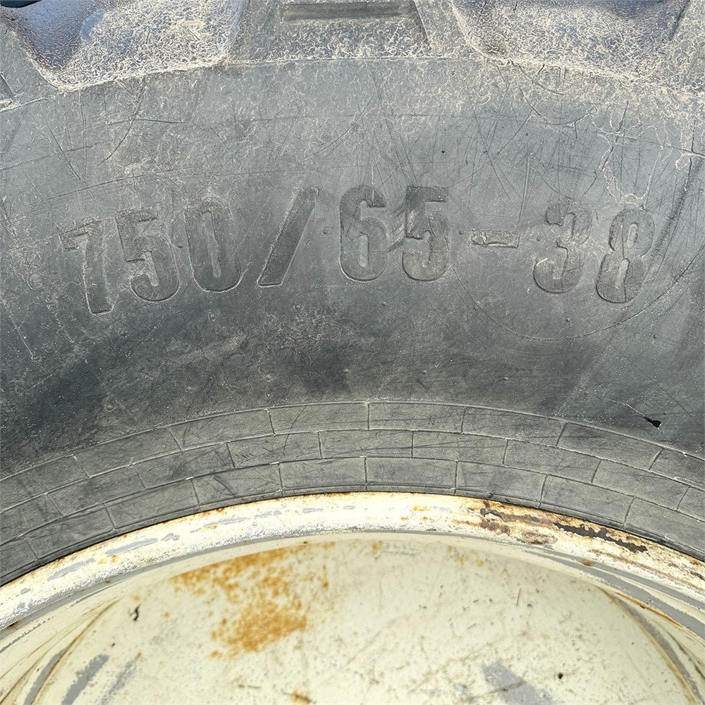 NEW HOLLAND TM135 38 new holland tm135 – 136 ch – 2001 – 8 946 h – chargeur frontal