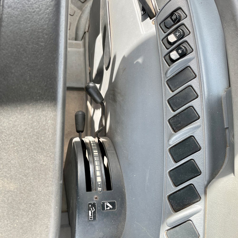 NEW HOLLAND TS100A 29 new holland ts100a – 101 ch – 2005 – 4t5 – 6 701 h – chargeur frontal