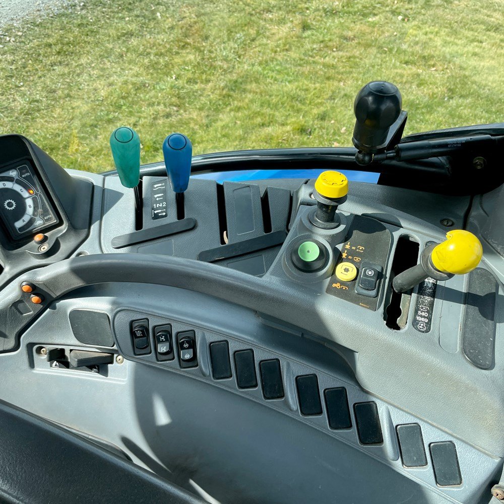 NEW HOLLAND TS100A 58 new holland ts100a – 101 ch – 2005 – 4t5 – 6 701 h – chargeur frontal