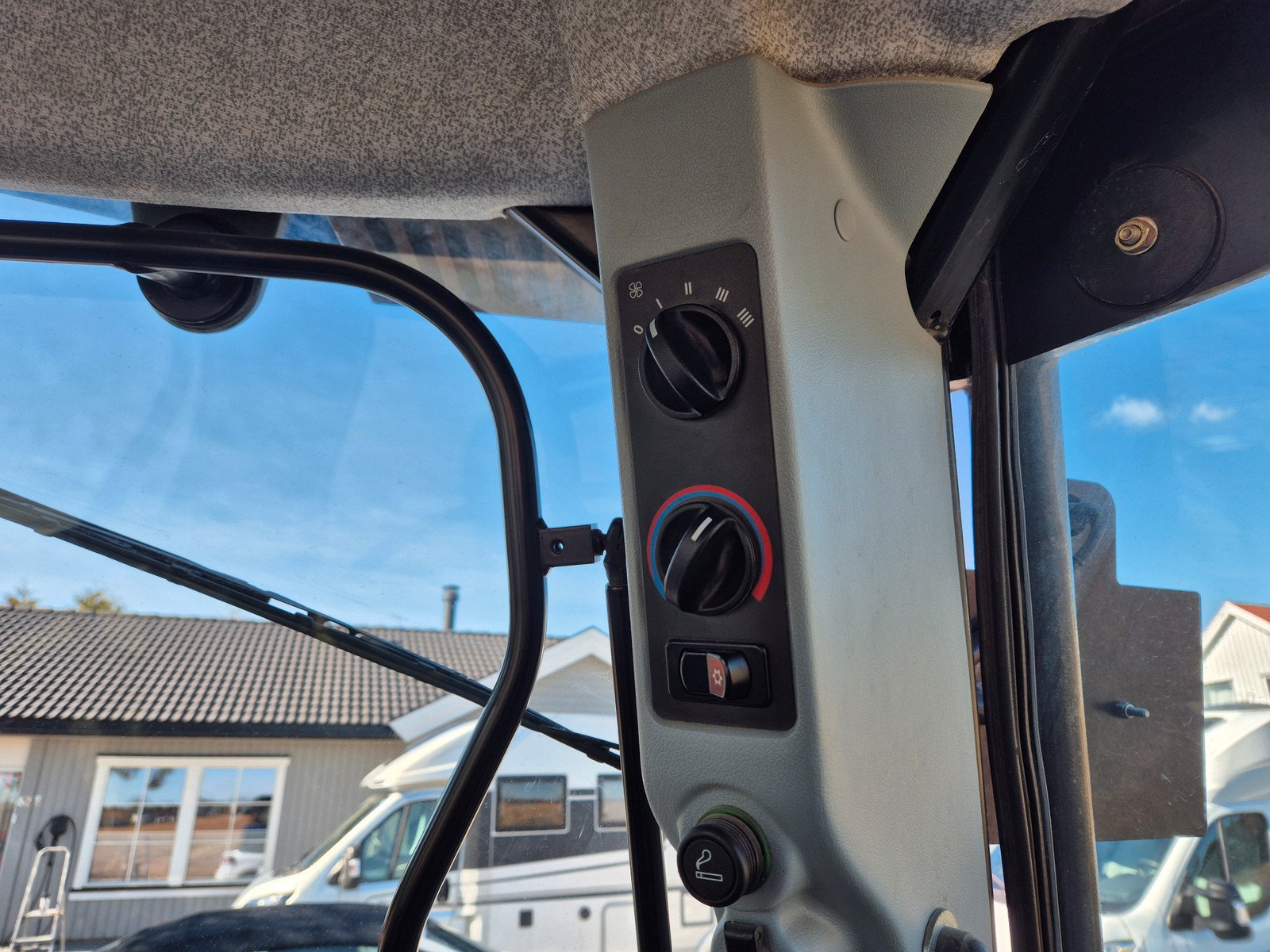 New Holland 6030 22 new holland 6030 117 ch 3 258 h 2008