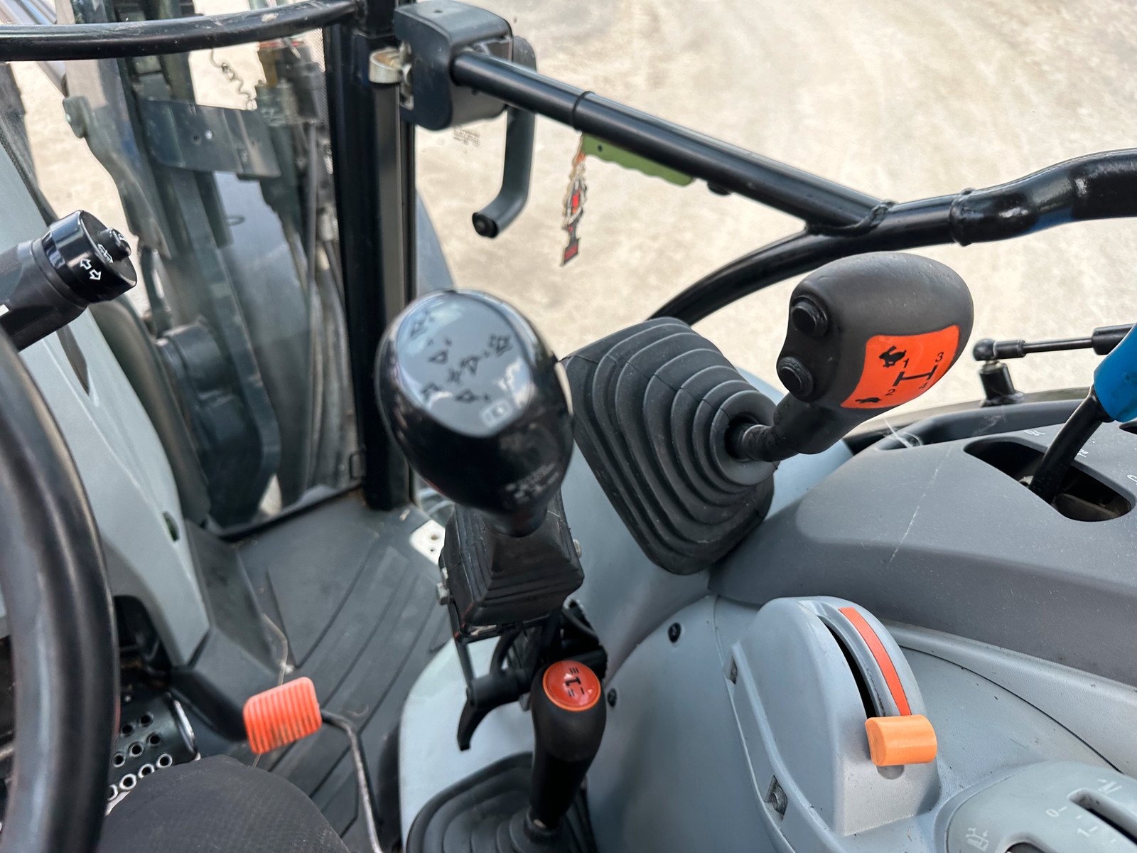 New Holland T5.115 7 new holland t5.115 – 115ch – 2 230 h – 2013