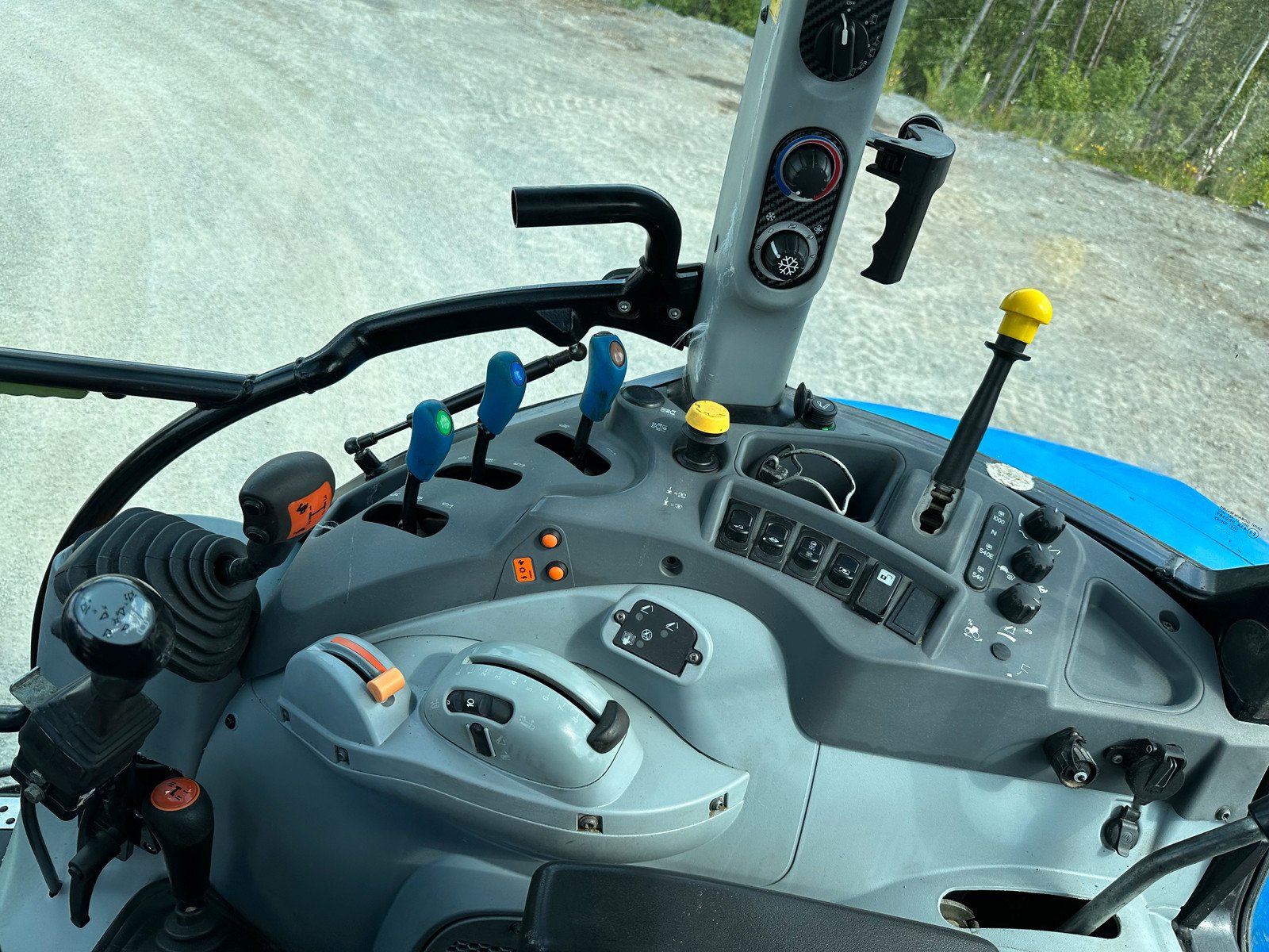 New Holland T5.115 8 new holland t5.115 – 115ch – 2 230 h – 2013