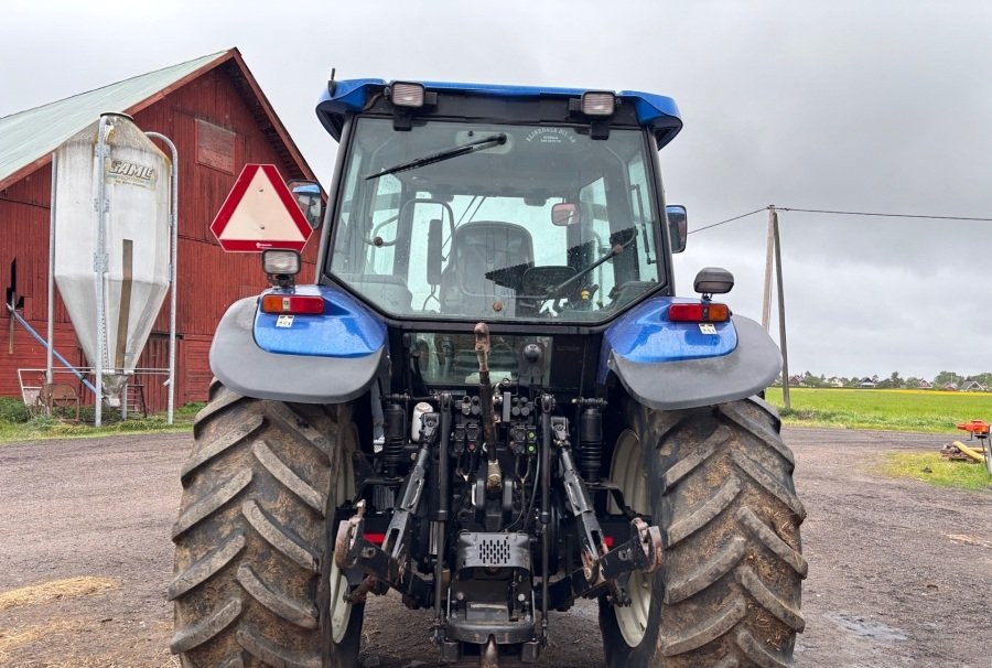 New Holland TM120 2 new holland tm120 122 ch 7 250 h 2003