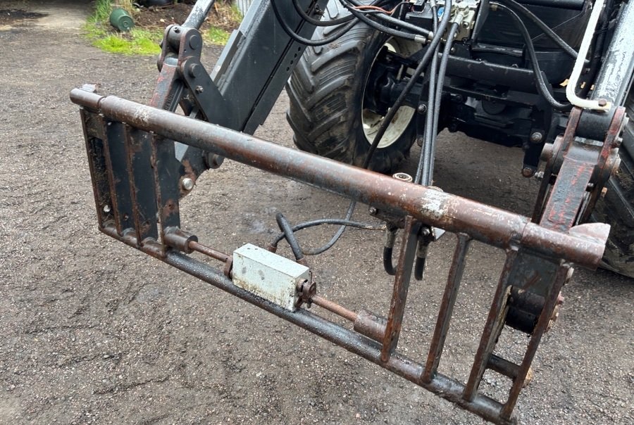 New Holland TM120 8 new holland tm120 122 ch 7 250 h 2003