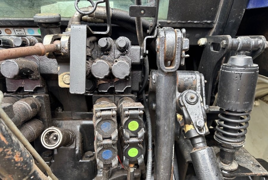 New Holland TM120 9 new holland tm120 122 ch 7 250 h 2003