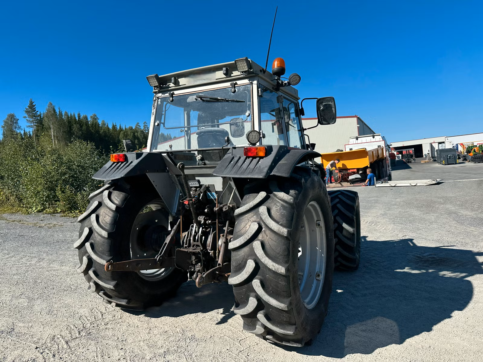 Sans titre massey ferguson 382 – 80 ch – 8 067 h – 1994