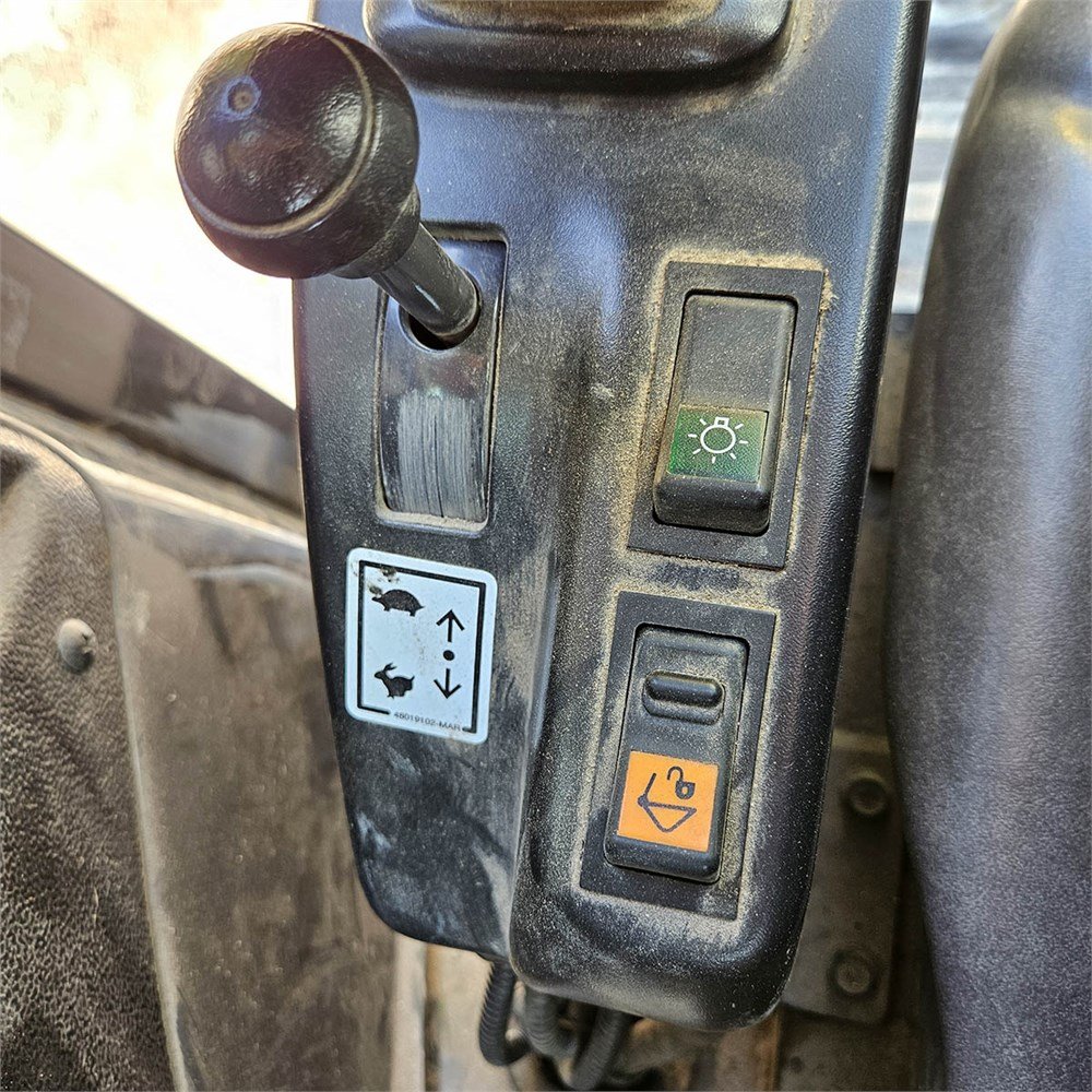 a398ecf9-2130-45cc-aa99-ab5bf261f007_largesize new holland e26c 2t6 916 h 2018