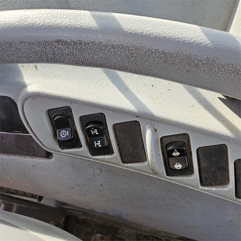 b4e9e250-0091-424e-bd6f-2ff18ef366f9_largesize new holland t6020 – 112 ch – 2010 – 2612 h