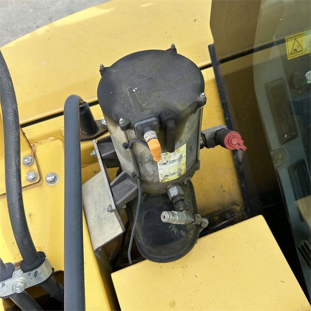 b6539691-8cdc-4860-871a-2500d12fd4df_largesize komatsu pc88mr 8 8t8 5 250 h 2014