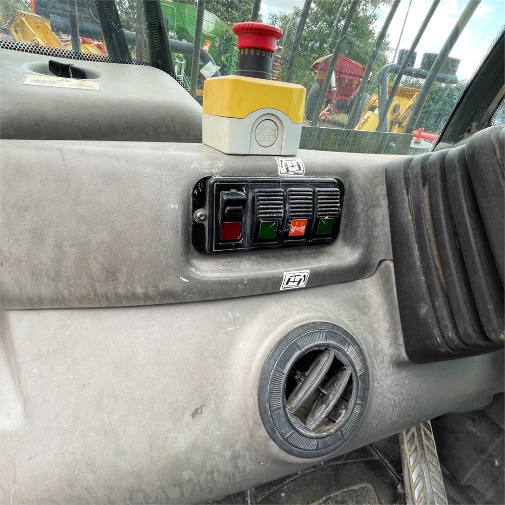 b838c263-48e9-4f6f-940f-e6d7e5ae61ad_largesize new holland lm 1740 – 17 m – 5 200 h – 2003