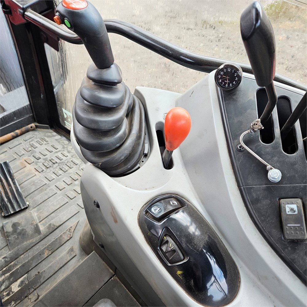 bb2bd5e3-6315-4ac3-aa40-518717817aa1_largesize massey ferguson 5465 – 109 ch – 5 715 h – 2005