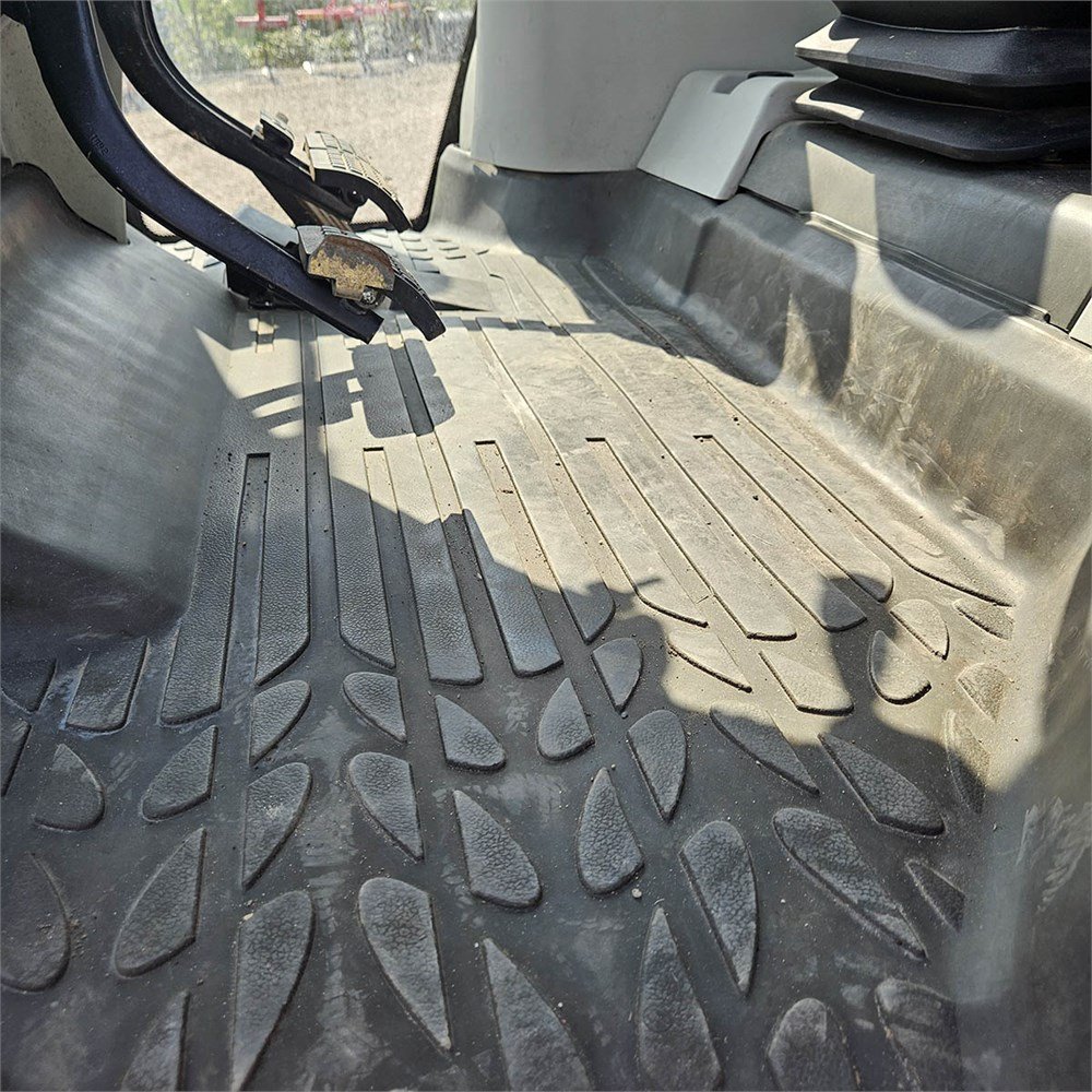 cc9e274a-7b7e-4212-b587-b2ab3741a974_largesize massey ferguson 6480 145 ch 8 574 h 2004