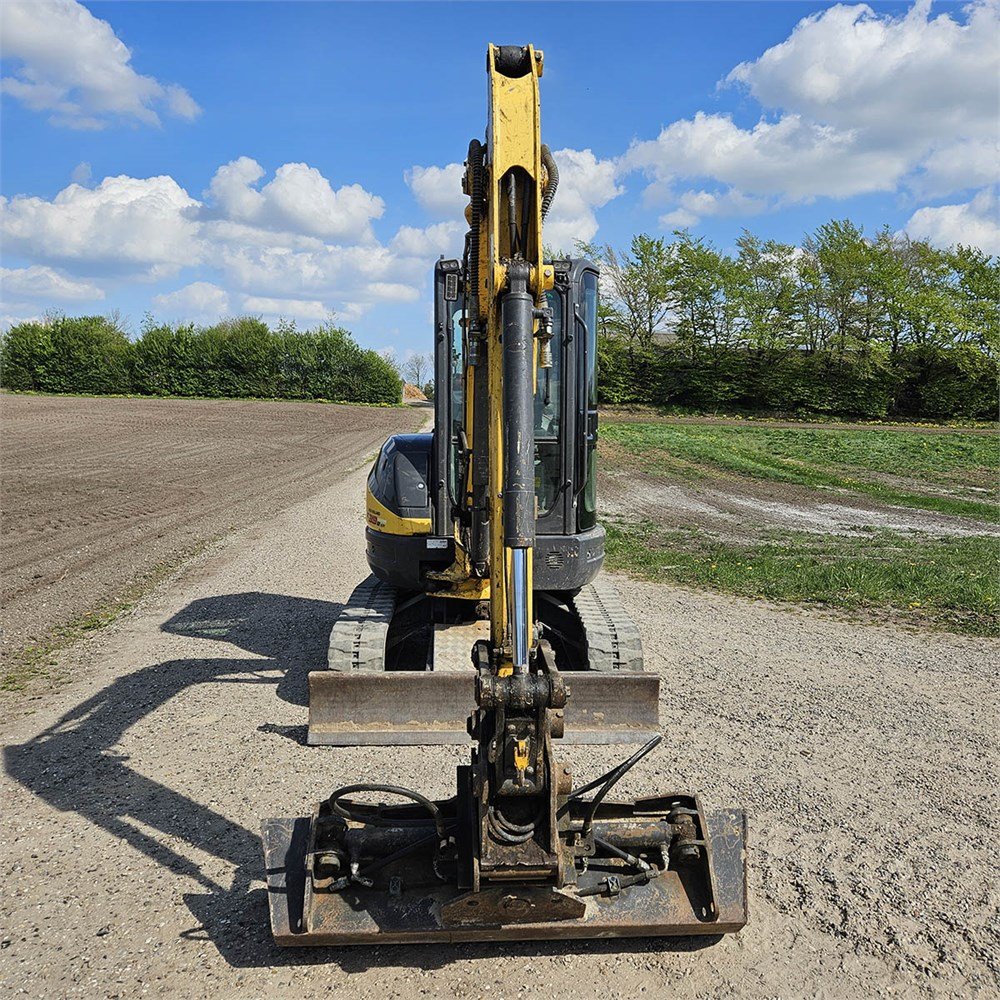 e4cd9dd2-f6d2-40c7-b2bd-967ceffa0a1e_largesize new holland e39 b 4t 2 786 h 2015