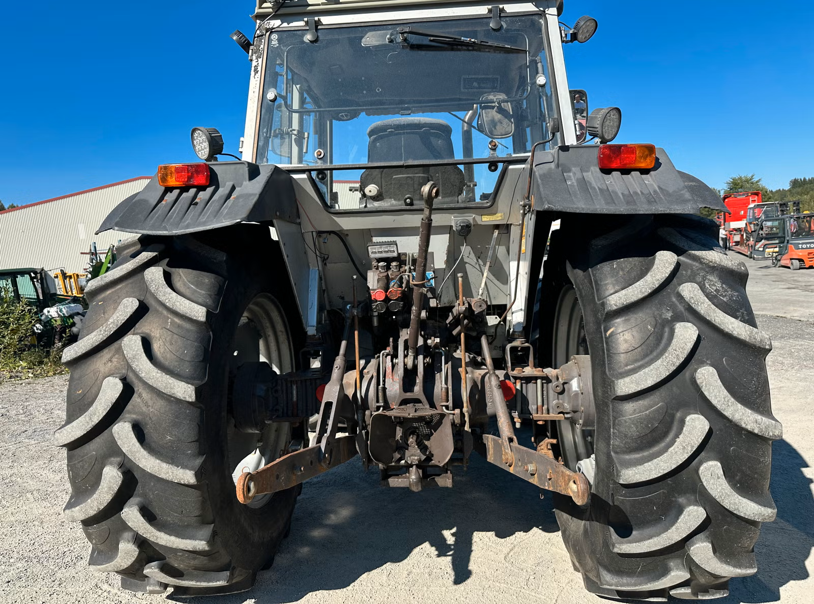 ecac5fa8-b6b3-4417-a39e-9a49b3fbe7a3 massey ferguson 382 – 80 ch – 8 067 h – 1994